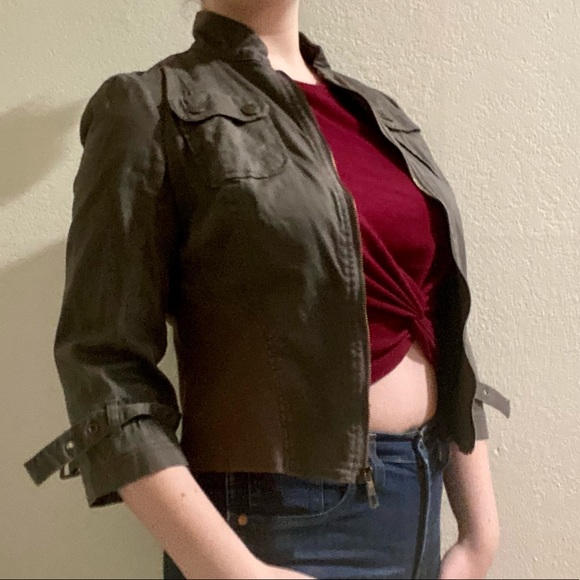 Cropped light brown jacket with green undertones. - Picture 1 of 4